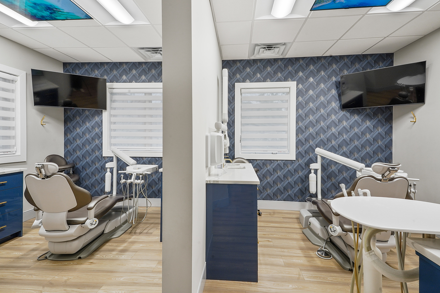 A well-equipped dental office with modern furnishings and a professional atmosphere.